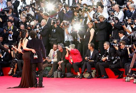 paparazzi_lead_wideweb__470x321,0